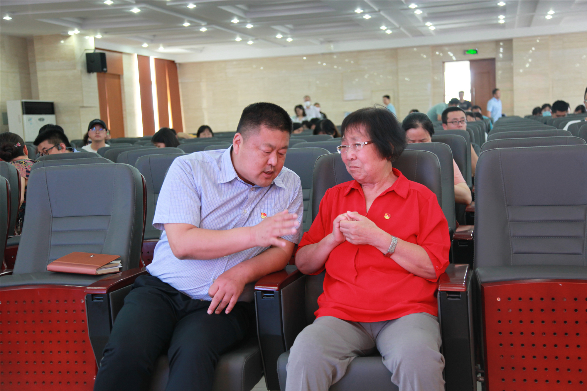 1，仪式前，李明德校长与王玉珍同志共同回顾学校发展历程.jpg
