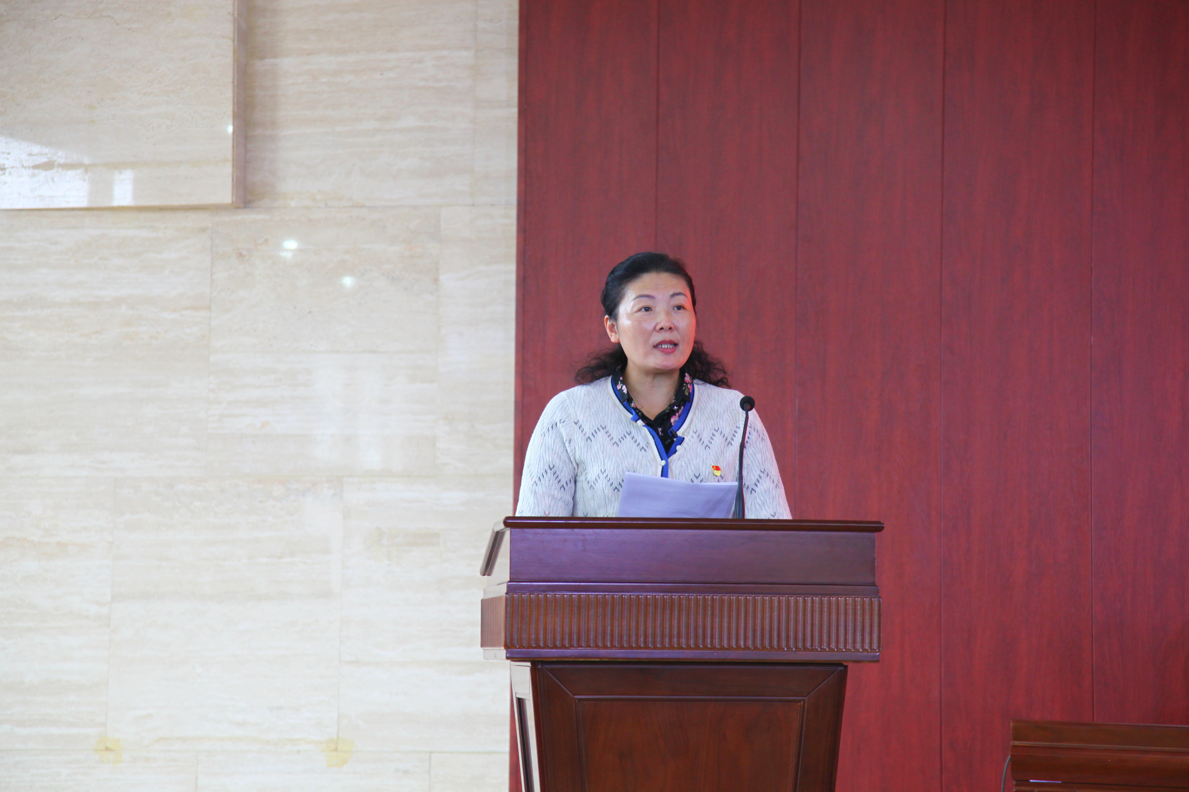 5，工会主席李国红宣读《郑州市第106高级中学致教师家属的一封信》.jpg