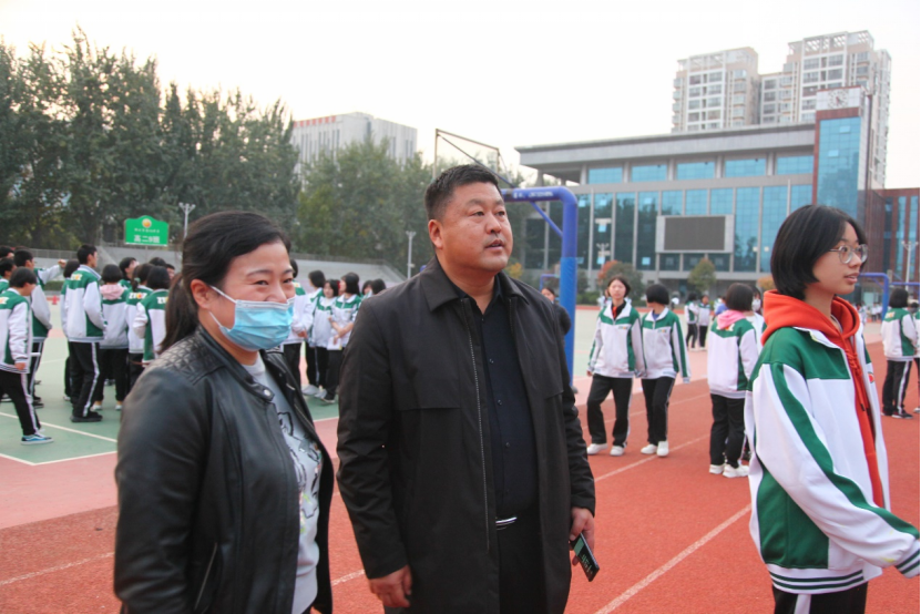 李明德校长和老师学生一同欣赏写生优秀作品.png